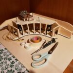 Die Arbeit erfolgt am Küchentisch