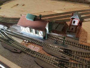 Nebenbahnlokschuppen mit Blockstelle