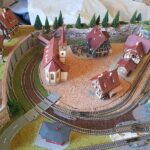 Die Gebäude stehen, elektrifiziert, am endgültigen Standort