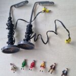 Nr. 461 Bogenlampe einarmig und Nr. 021 6 Sitzende Personen